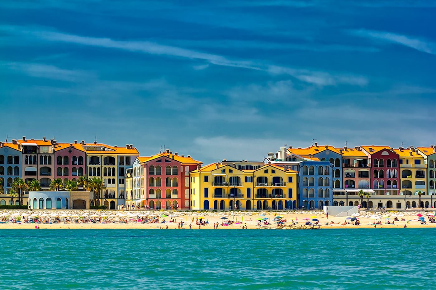 Lungomare di Porto Recanati con il Castello Svevo e la spiaggia